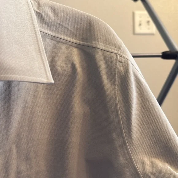 Lululemon New Venture Rain Coat - Medium - Picture 5 of 5